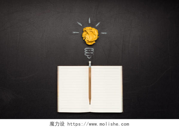 灯泡符号和空白笔记本铅笔思维思考